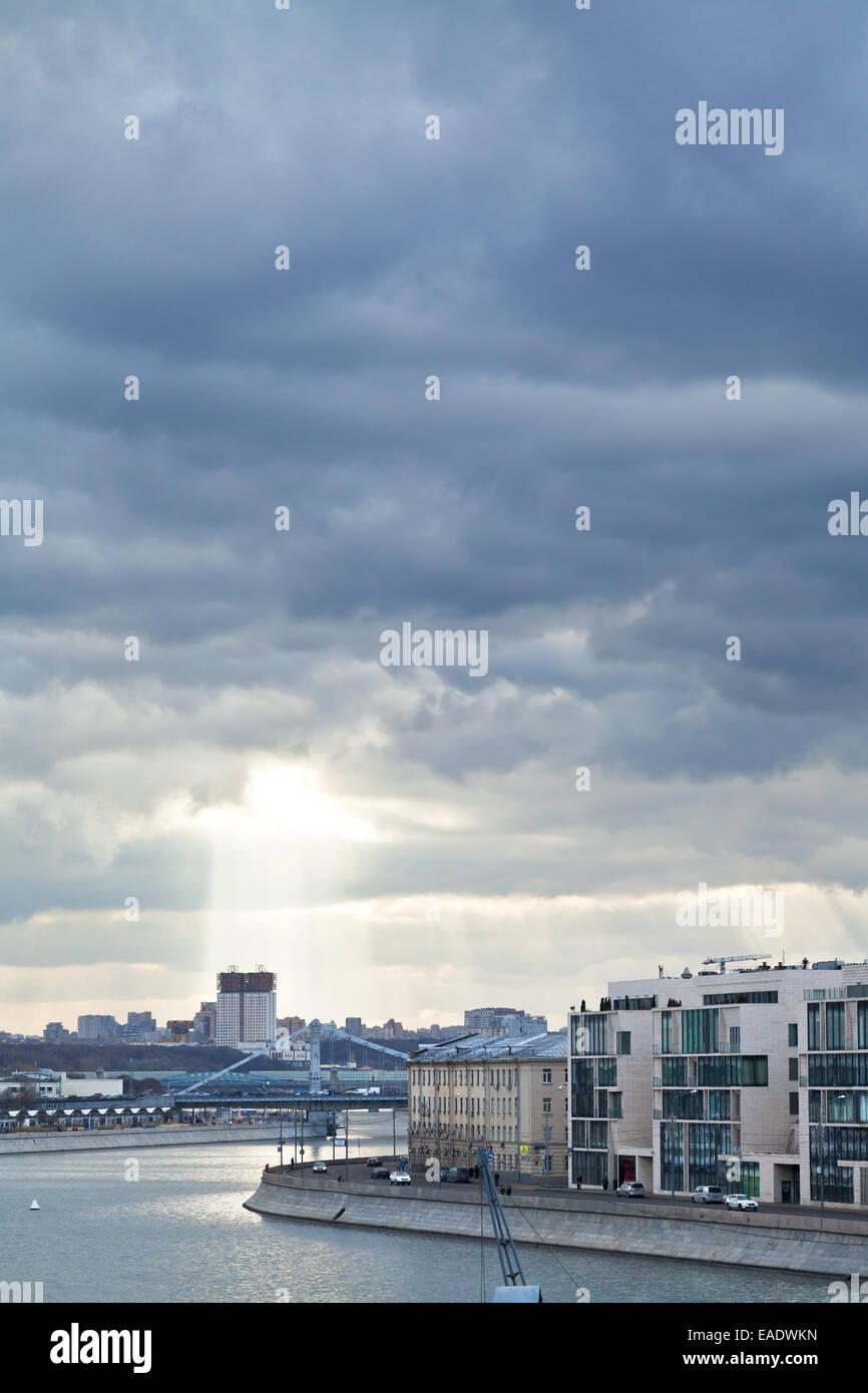 regnerischen Wolken über Moskwa, Prechistenskaya Damm und Sonnenstrahlen beleuchten Moskau Gebäude der russischen Academ Stockfoto
