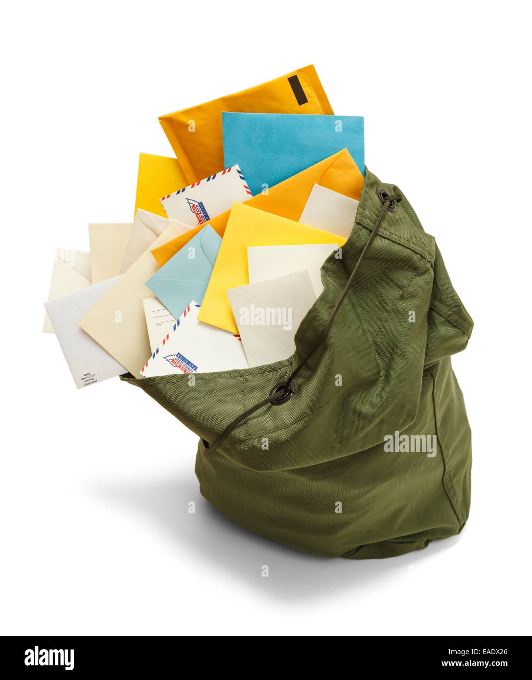 Große grüne Mail Bag mit Umschlägen verschütten isoliert auf weißem Hintergrund. Stockfoto