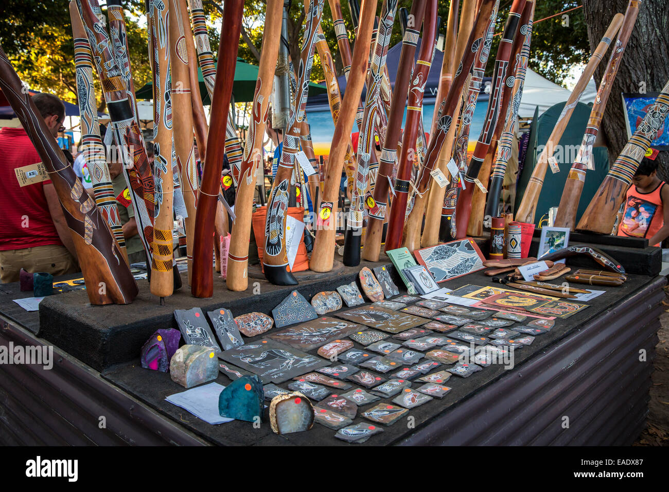 Didgeridoos und Gemälde zum Verkauf am Mindil Beach Sunset Markets, Darwin, Northern Territory, Australien Stockfoto