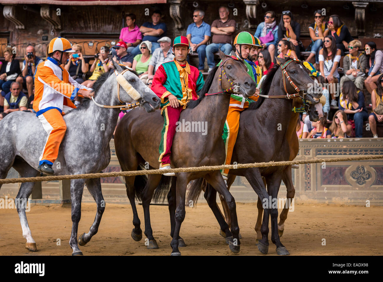 Jockeys für den Start der Palio di Siena Pferderennen auf der Piazza del Campo, Siena, Toskana, Italien warten Stockfoto