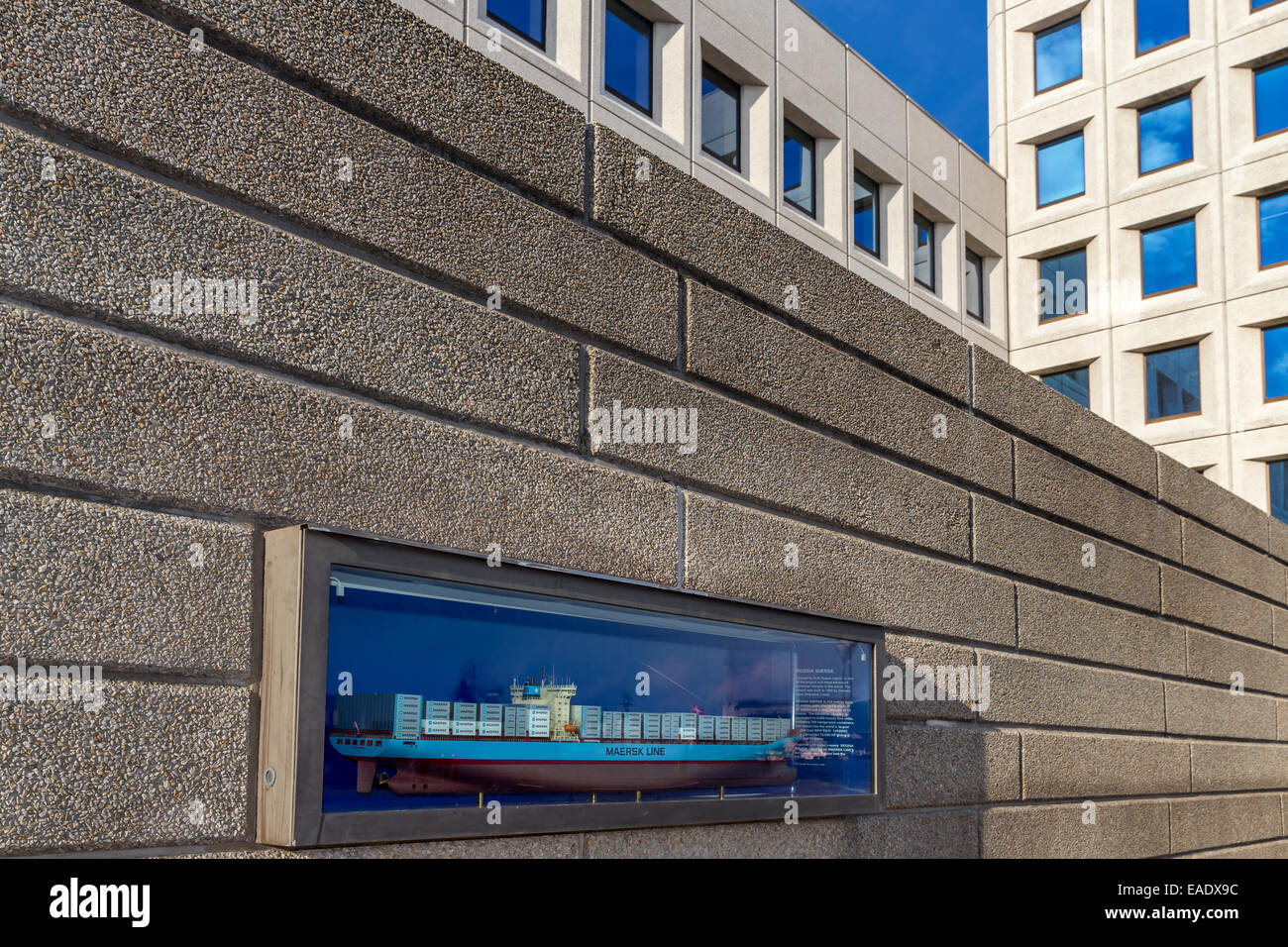 Maersk-zentrale mit einem Schiffsmodell der Regina Mærsk in der Front, Kopenhagen, Dänemark Stockfoto