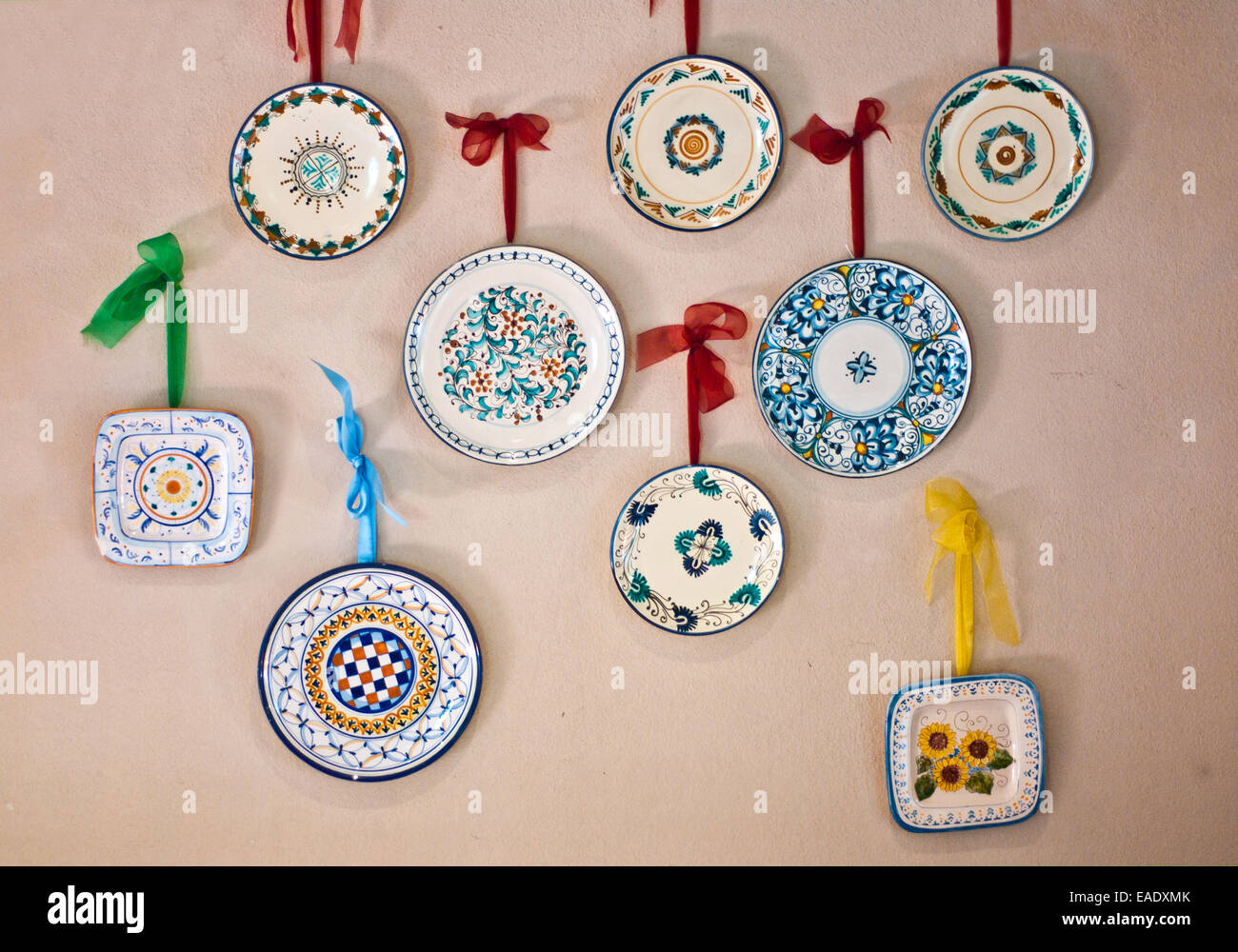 Schöne Keramik-Geschirr, handbemalt von italienischen Handwerksmeister Stockfoto