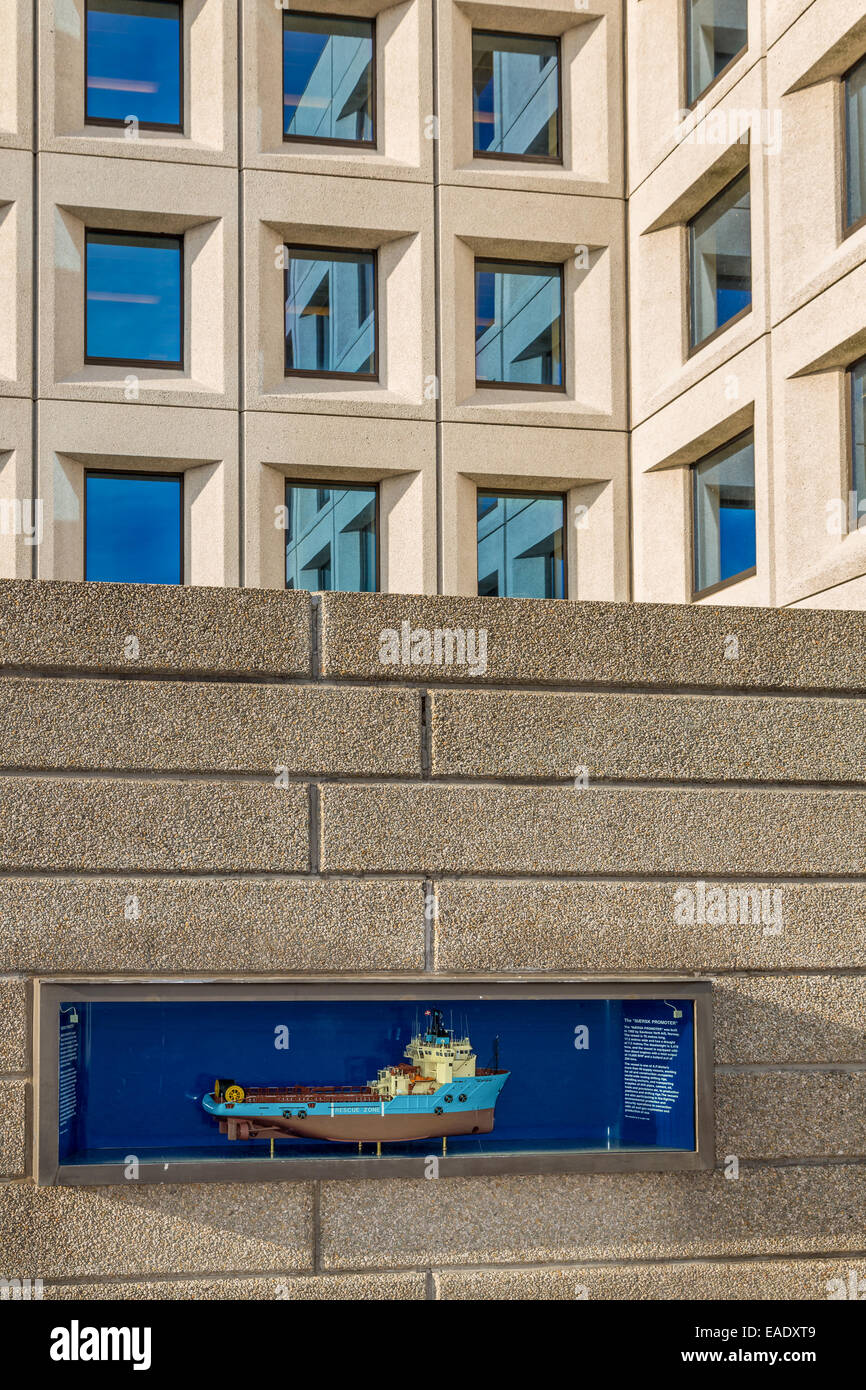 Maersk-zentrale mit einem Schiffsmodell der Promoter Mærsk in der Front, Kopenhagen, Dänemark Stockfoto