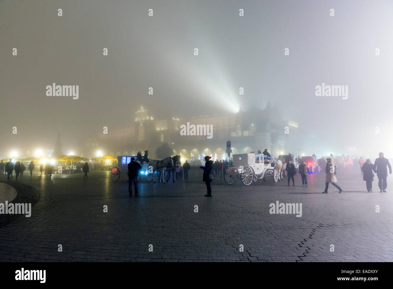 Krakau, Polen - 26. Oktober 2014: Wagen am Hauptmarkt in einer kalten, nebligen Nacht Stockfoto