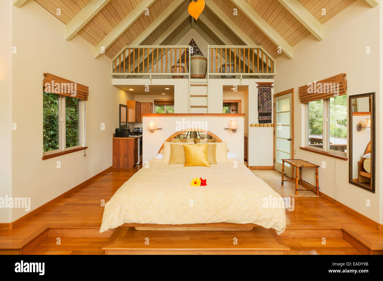 Romantisches, gemütliches Schlafzimmer mit Parkettboden. Home Interior Design Stockfoto