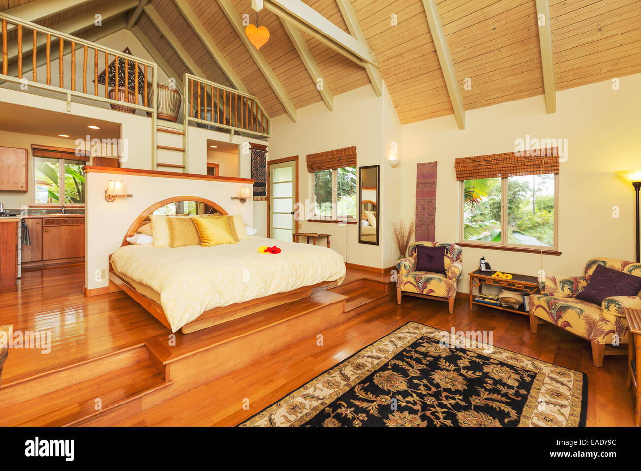 Romantisches, gemütliches Schlafzimmer mit Parkettboden. Home Interior Design Stockfoto
