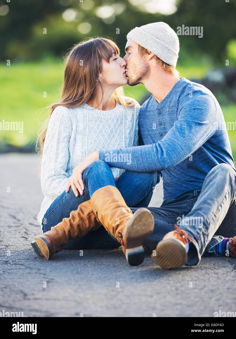 Glückliche junge Paare, die Spaß im Freien. Romantisches Paar küssen in der  Liebe auf der Landstraße Stockfotografie - Alamy