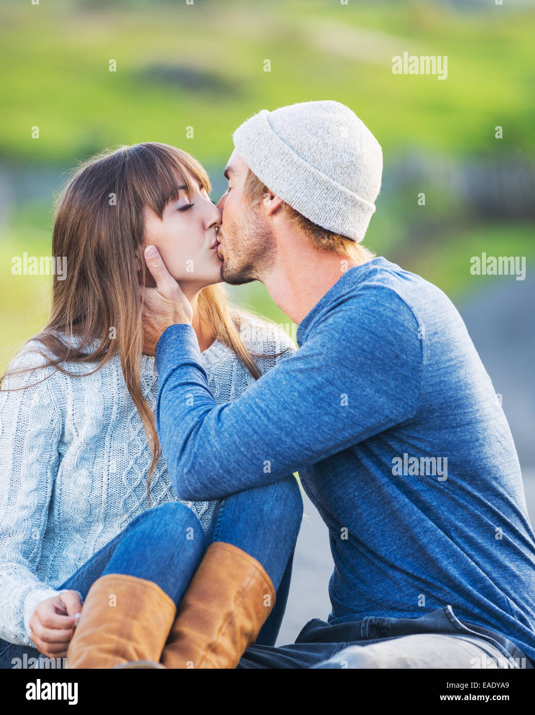 Glückliche junge Paare, die Spaß im Freien. Romantisches Paar verliebt küssen. Stockfoto