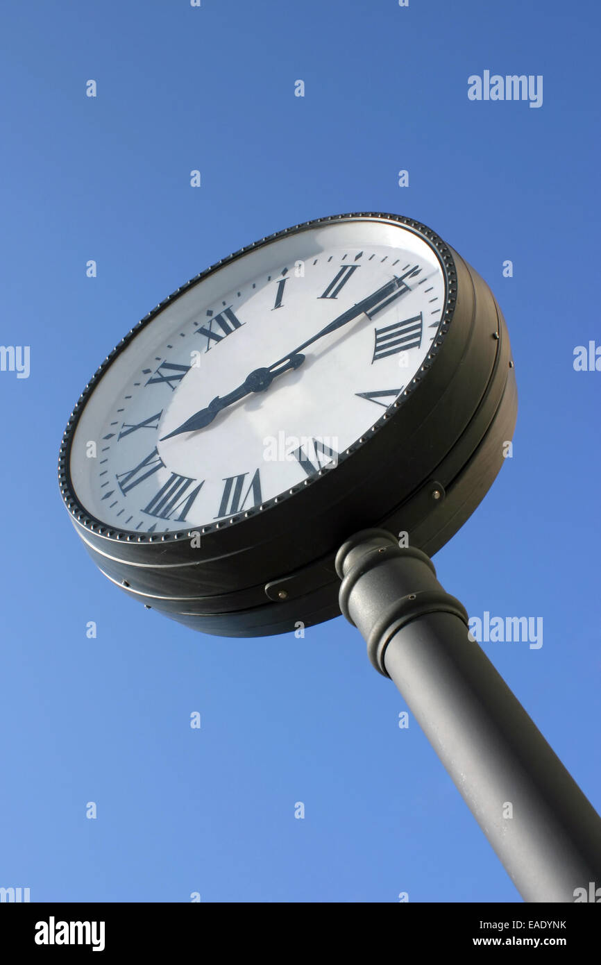 Straßenuhr zeigt 09:15 gegen blauen Himmel Stockfoto