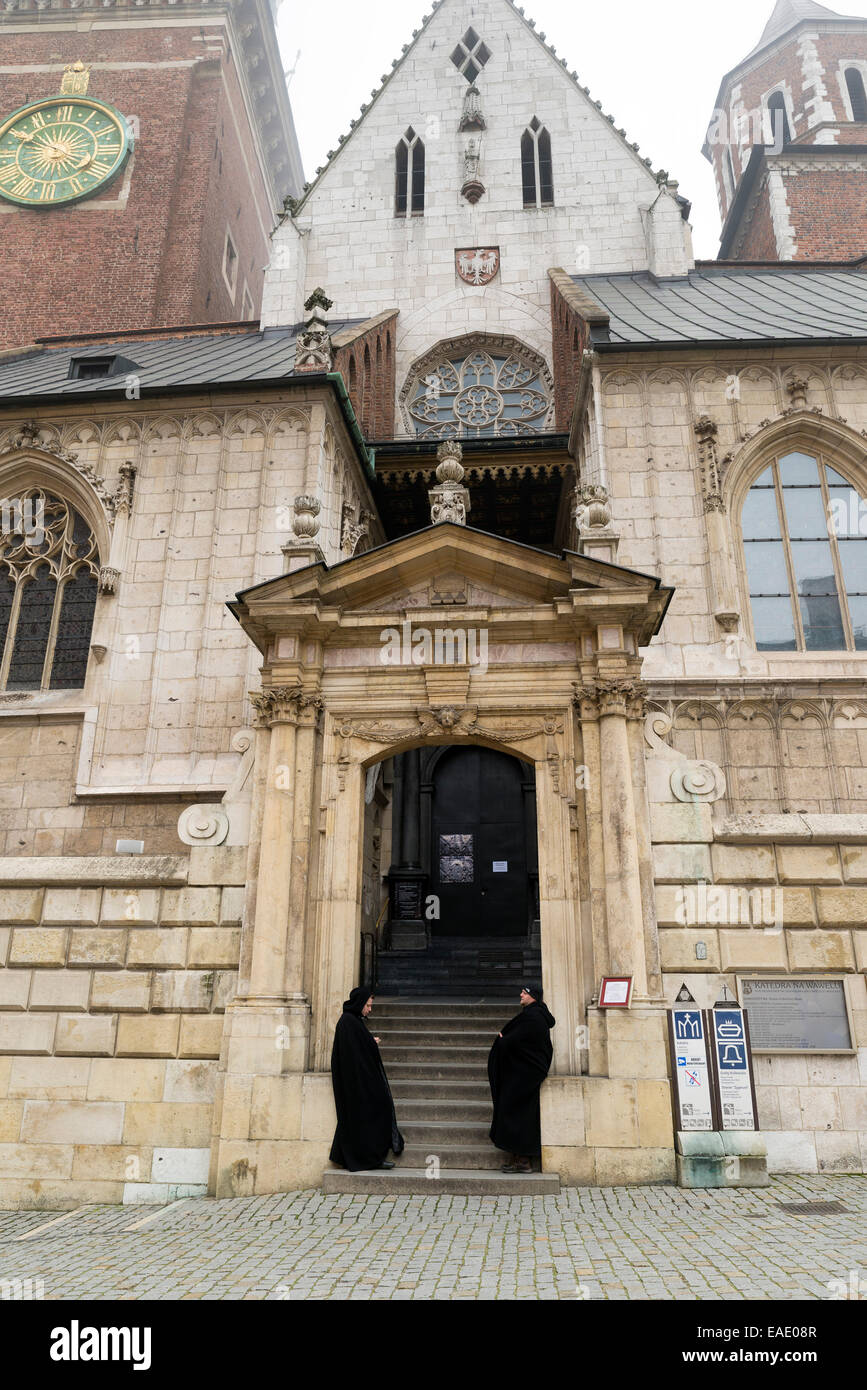 Krakau, Polen - 26. Oktober 2014: Zwei Männer in schwarzen Mänteln Wache die Tür der Basilika von St. Stanislaw und Vaclav oder Wa Stockfoto