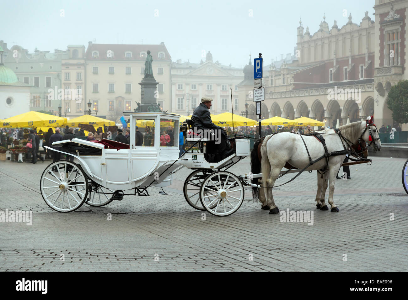 Krakau, Polen - 26. Oktober 2014: Pferdekutsche am Krakauer Hauptmarkt. Im Hintergrund ist ein historisches Rathaus-Aufruf Stockfoto