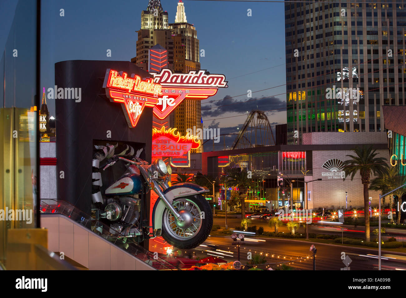 Das Harley Davidson Cafe am Las Vegas Boulevard in der Abenddämmerung, Las Vegas, Nevada, USA, wohl am meisten unhaltbar Stadt der Welt, nutzt es Unmengen von Wasser mitten in der Wüste und große Mengen an Energie an das macht verschwenderischsten der Städte. Stockfoto