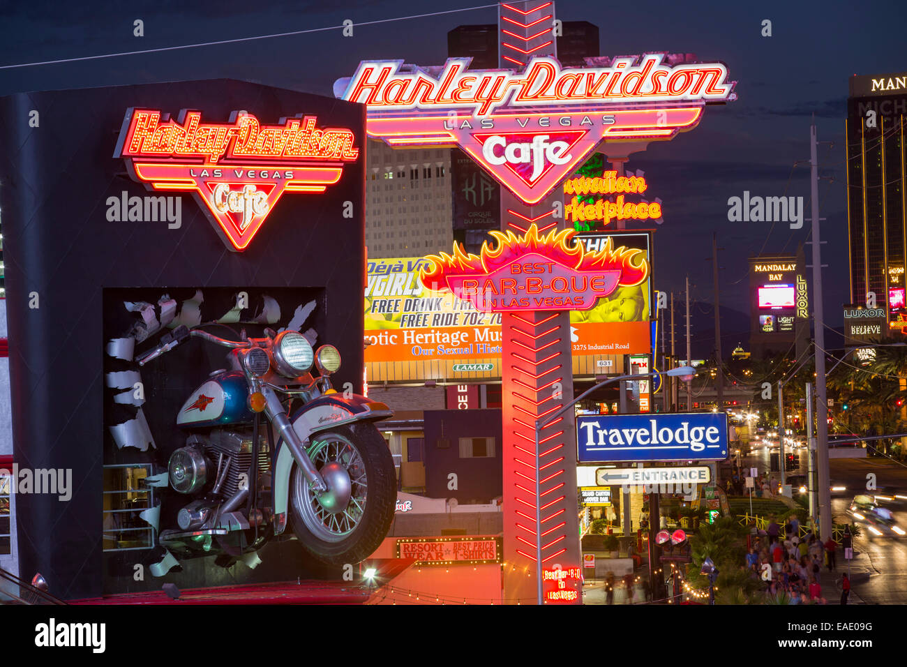 Das Harley Davidson Cafe am Las Vegas Boulevard in der Abenddämmerung, Las Vegas, Nevada, USA, wohl am meisten unhaltbar Stadt der Welt, nutzt es Unmengen von Wasser mitten in der Wüste und große Mengen an Energie an das macht verschwenderischsten der Städte. Stockfoto