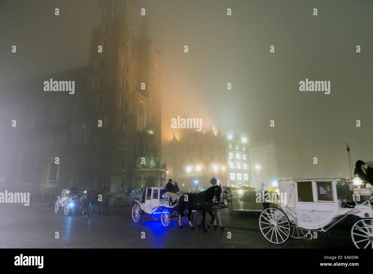 Krakau, Polen - 26. Oktober 2014: Hauptmarkt auf eine kalte Nacht und Nebel Stockfoto