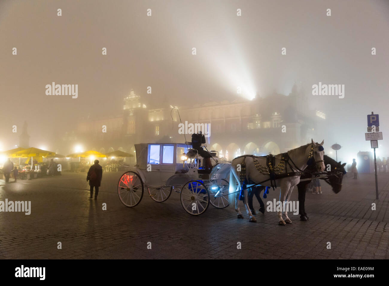 Krakau, Polen - 26. Oktober 2014: Hauptmarkt auf eine kalte Nacht und Nebel Stockfoto