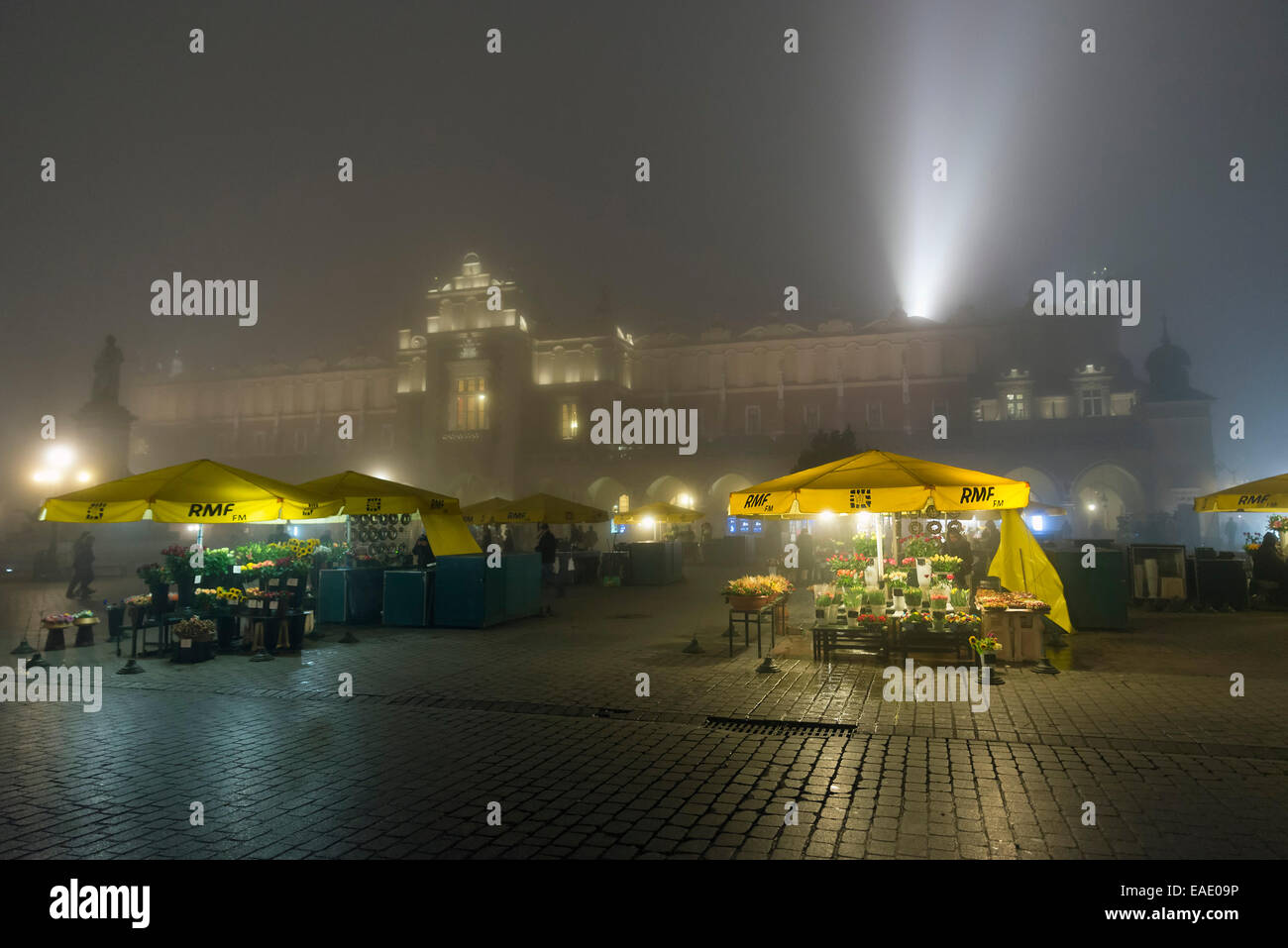 Krakau, Polen - 26. Oktober 2014: Hauptmarkt auf eine kalte Nacht und Nebel Stockfoto