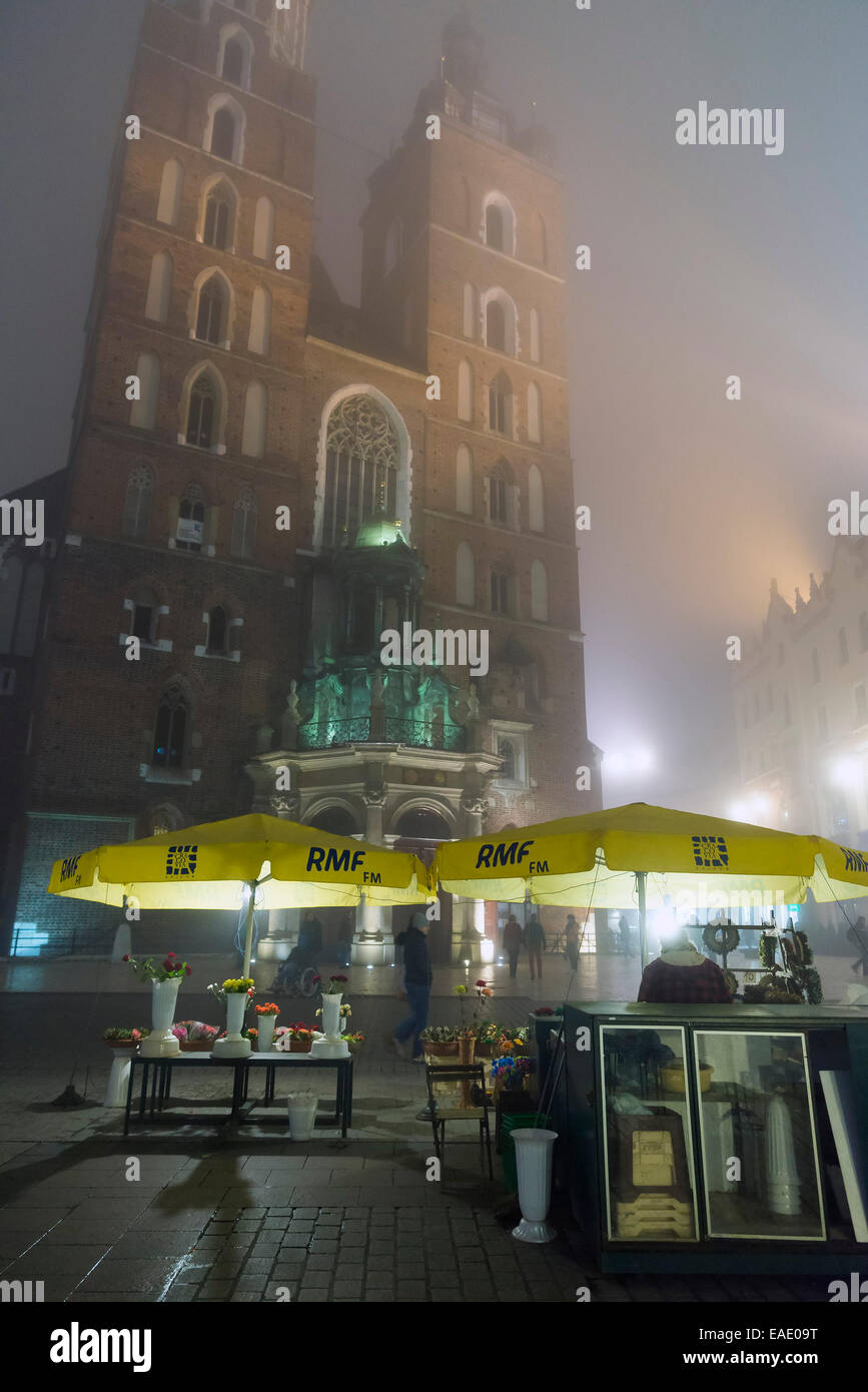 Krakau, Polen - 26. Oktober 2014: Hauptmarkt auf eine kalte Nacht und Nebel Stockfoto