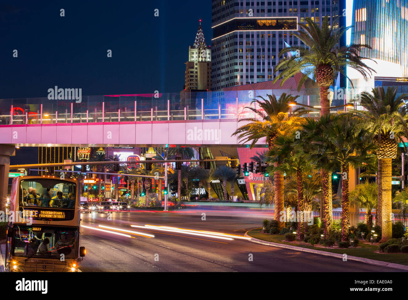 Las Vegas Boulevard in der Abenddämmerung, Las Vegas, Nevada, USA, wohl am meisten unhaltbar Stadt der Welt, nutzt es Unmengen Stockfoto