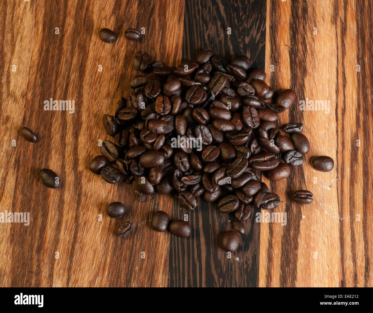 Dunkle Röstung der Kaffeebohnen auf einem Holzbrett Stockfoto