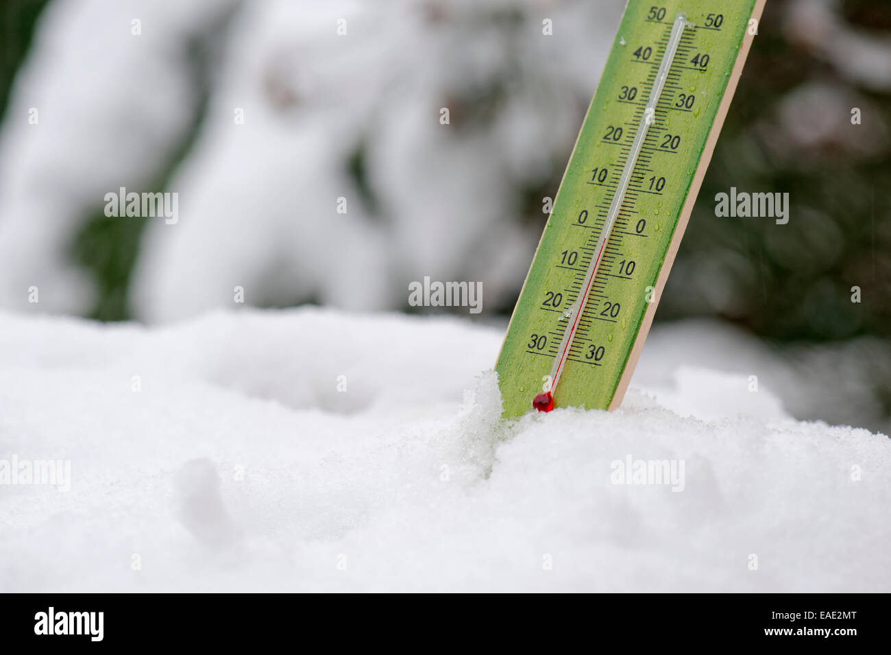Thermometer in schneebedeckten Feld markiert Temperaturen unter dem Gefrierpunkt Stockfoto