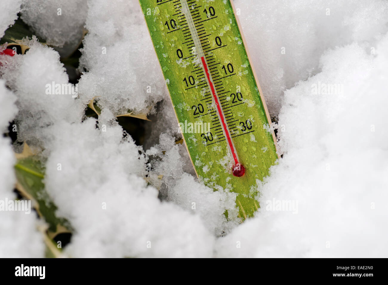 Thermometer in schneebedeckten Feld markiert Temperaturen unter dem Gefrierpunkt Stockfoto