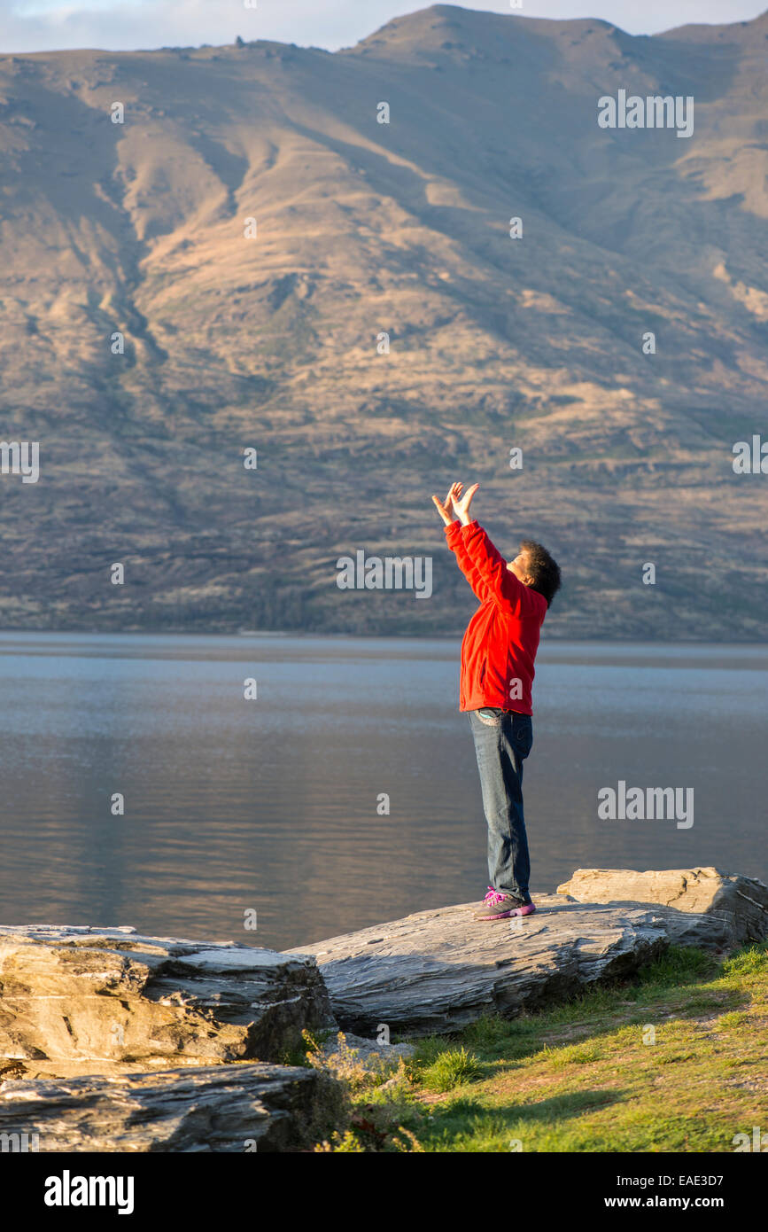 Frau macht Tai Chi in Queenstown, Neuseeland Stockfoto