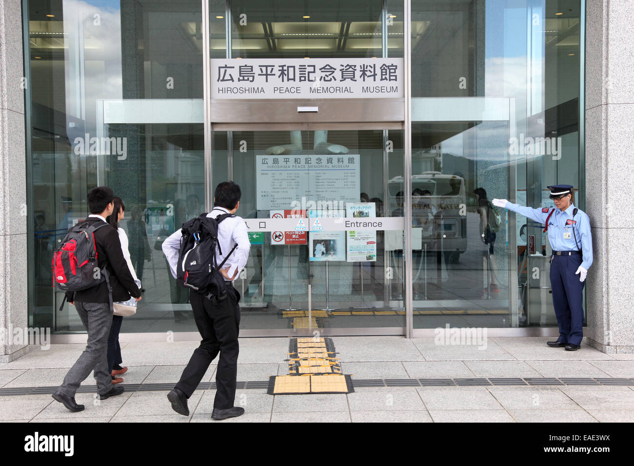 Das Friedensmuseum ist in Hiroshima, 6. Oktober 2014 abgebildet. Das Museum zeigt die Geschichte der atomaren Angriff auf 6. August 1945. Foto: Friso Gentsch/dpa Stockfoto