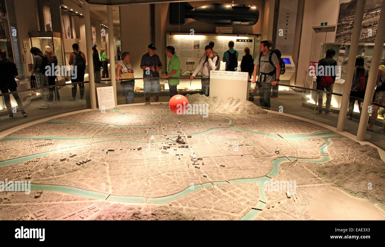 Das Epizentrum und das Hypozentrum des Atombombe das Friedensmuseum in Hiroshima, 6. Oktober 2014 erscheinen. Das Museum zeigt die Geschichte der atomaren Angriff auf 6. August 1945. Foto: Friso Gentsch/dpa Stockfoto