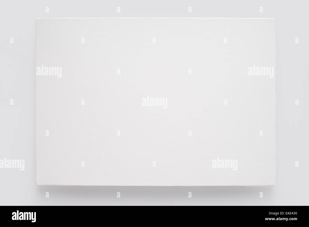 Weiße Leinwand auf Keilrahmen an weißer Wand, Clipping-Pfad Stockfoto