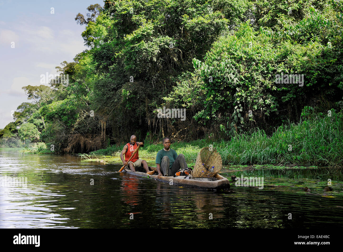 Fischer Reisen mit seiner Frau entlang des Flusses Nyong festzulegende Fische fallen, Region Centre, Kamerun Stockfoto