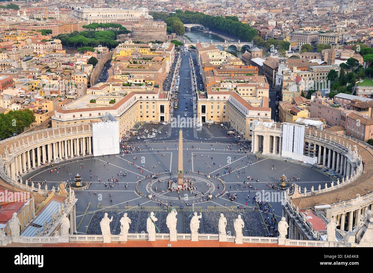 Blick auf dem Petersplatz von der Kuppel des Petersdom, Vatikan, Rom, Latium, Italien Stockfoto