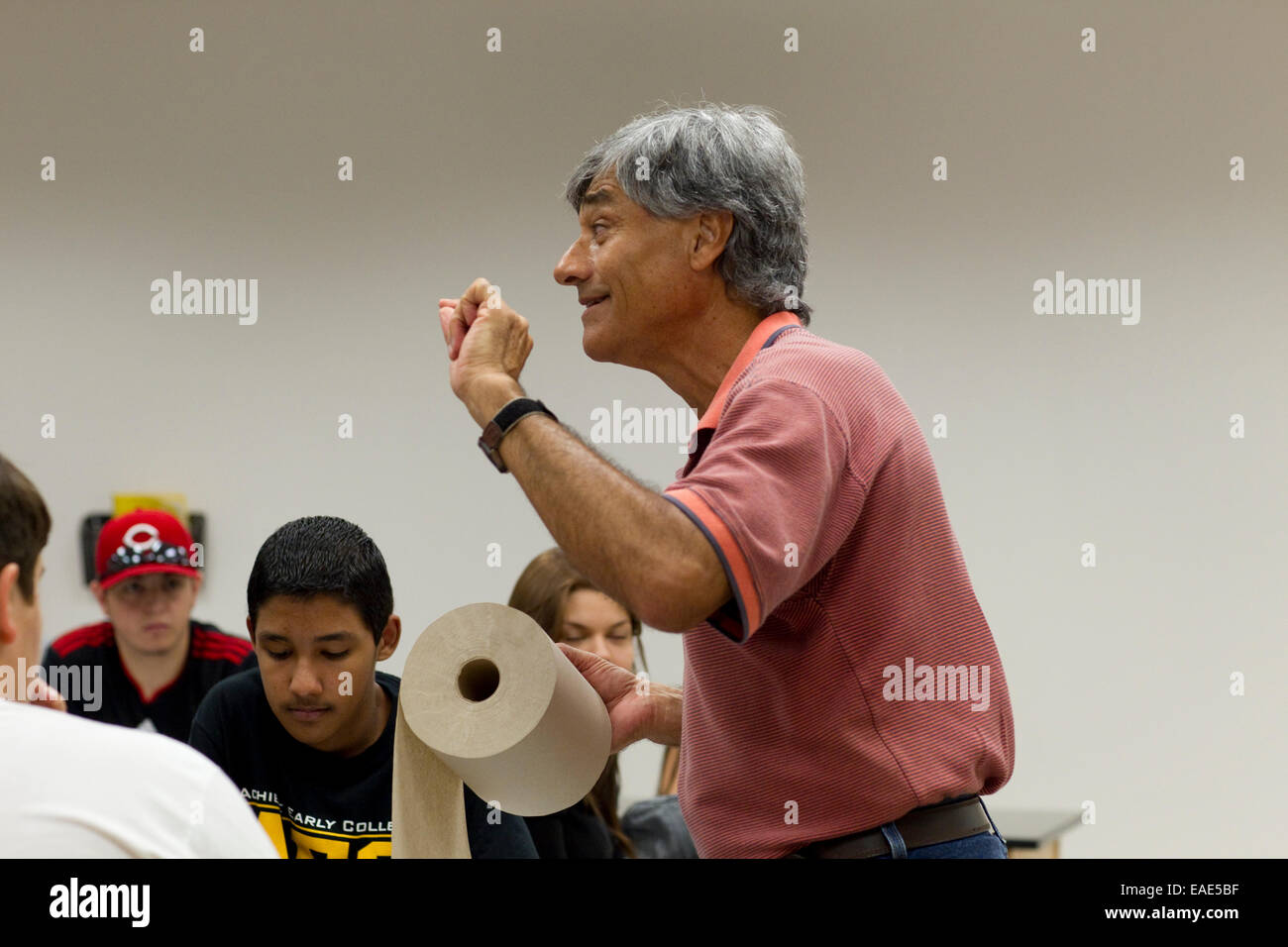 Lehrer macht einen Punkt in der Klasse an der Erreichung Early College High School in McAllen, Texas auf dem Campus der South Texas College. Stockfoto