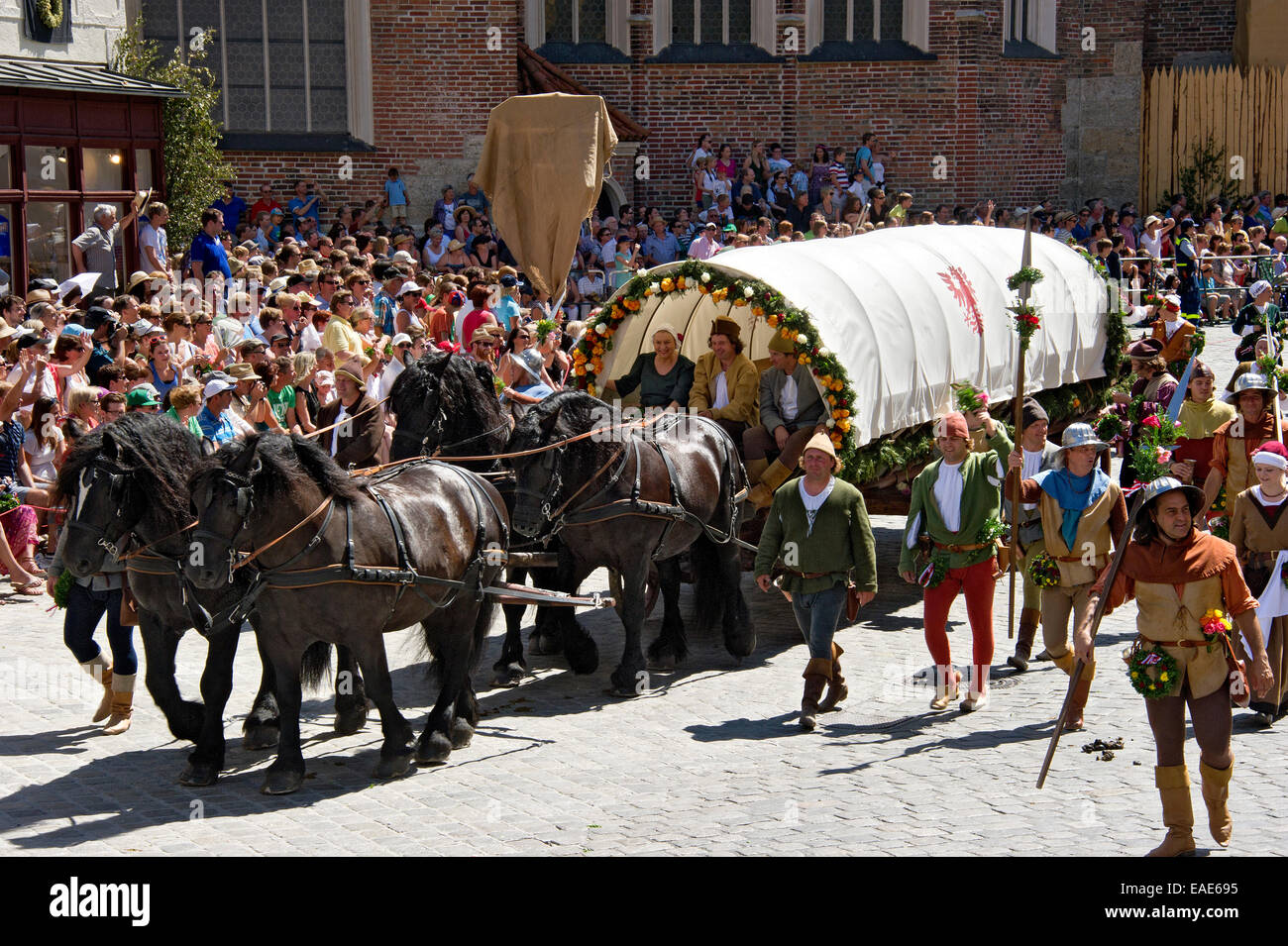 Pferden gezogenen Planwagen, Hochzeit Prozession der "Landshuter Hochzeit", Altstadt, Landshut, Bayern, Niederbayern Stockfoto