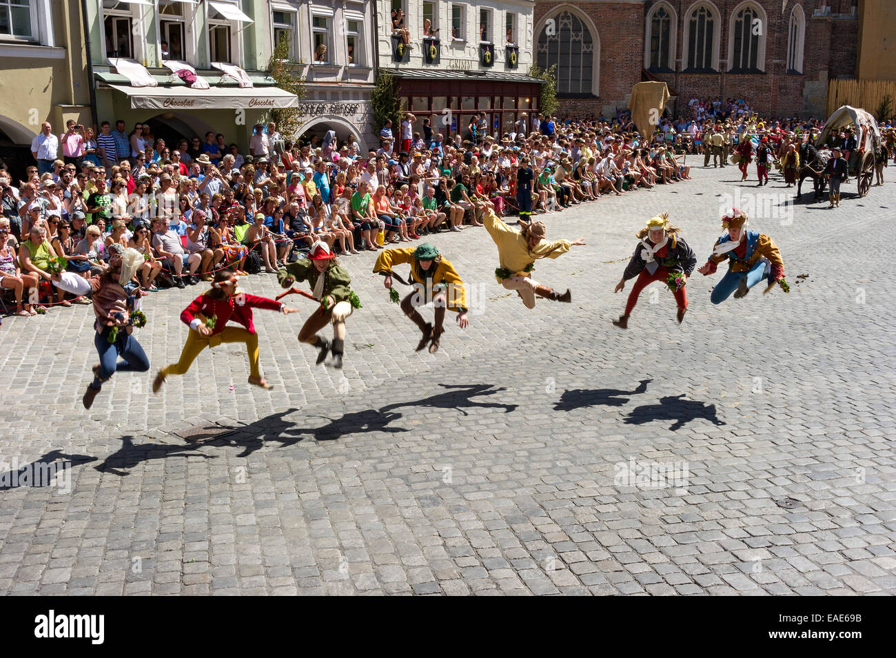 Maurische Tanzkünstler oder Moriscos, Hochzeit Prozession der "Landshuter Hochzeit", Altstadt, Landshut, Niederbayern Stockfoto