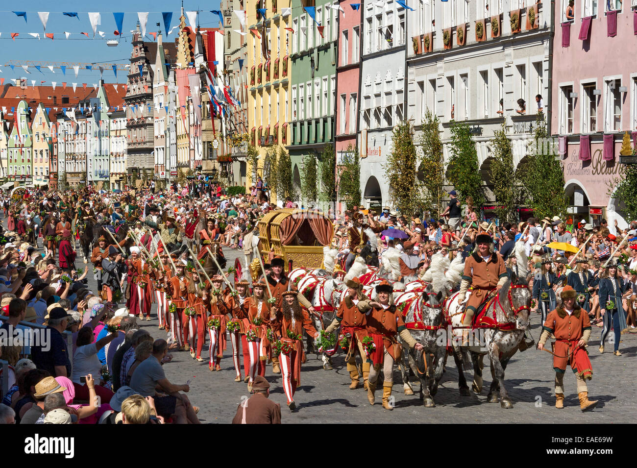 Goldene Hochzeits Kutsche und Escorts, Hochzeit Prozession der "Landshuter Hochzeit", Altstadt, Landshut Stockfoto