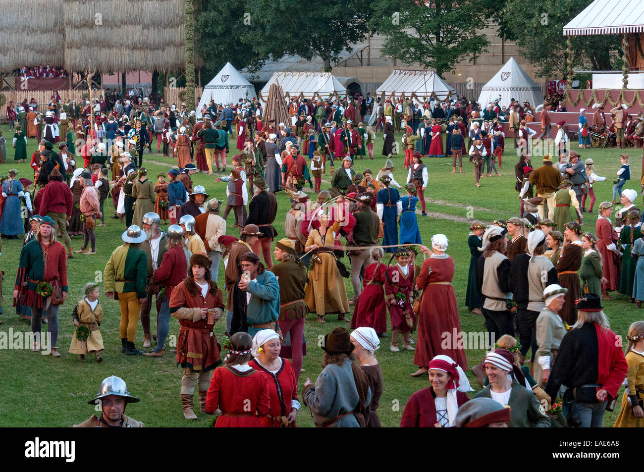 Trubel in mittelalterlichen Kostümen auf dem Messegelände, festliche Spiele, "Landshuter Hochzeit", Landshut, Bayern, Niederbayern Stockfoto