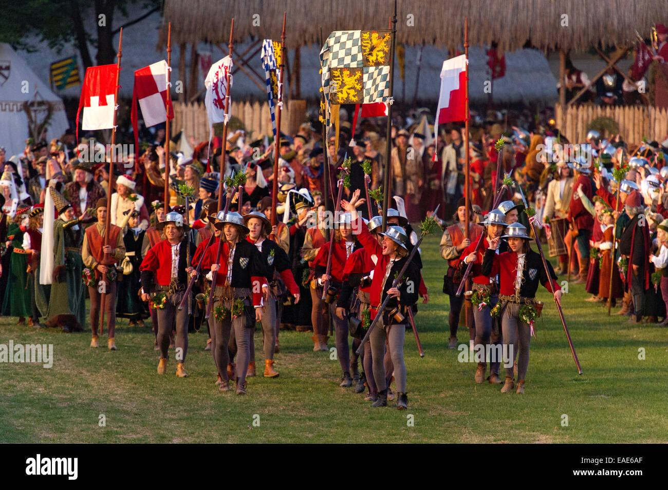 Gerichtsvollzieher und Fahnenträger in mittelalterlichen Kostümen auf dem Messegelände, festliche Spiele, "Landshuter Hochzeit", Landshut Stockfoto