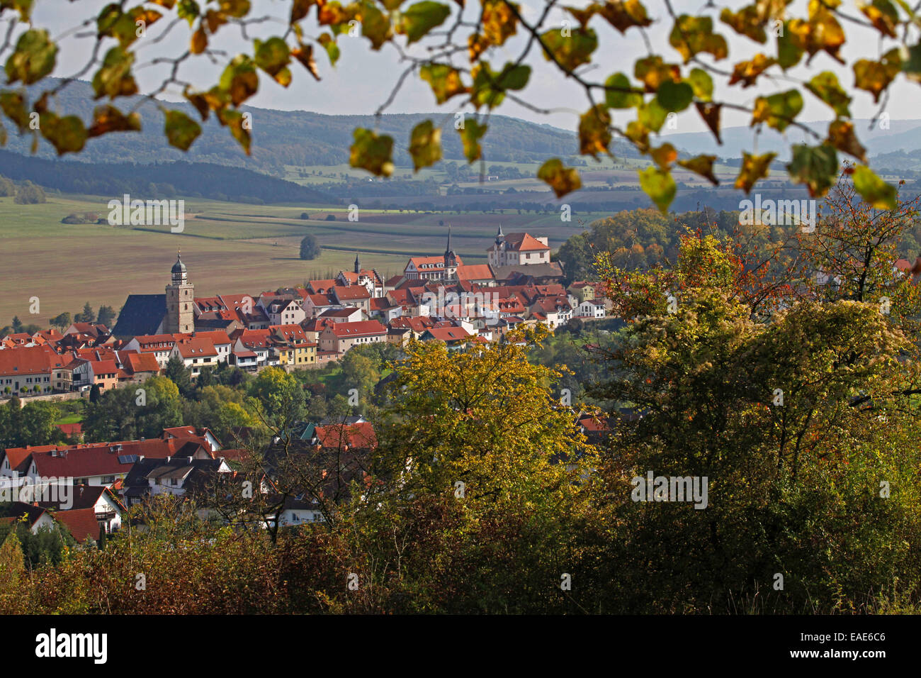 Stadtpanorama von Geisa, Turm der katholischen Pfarrkirche mit einem der größten Glockenspiele in Deutschland (49 Glocken), Geisa, Bezirk von Wartburg, Thüringen, Deutschland Stockfoto