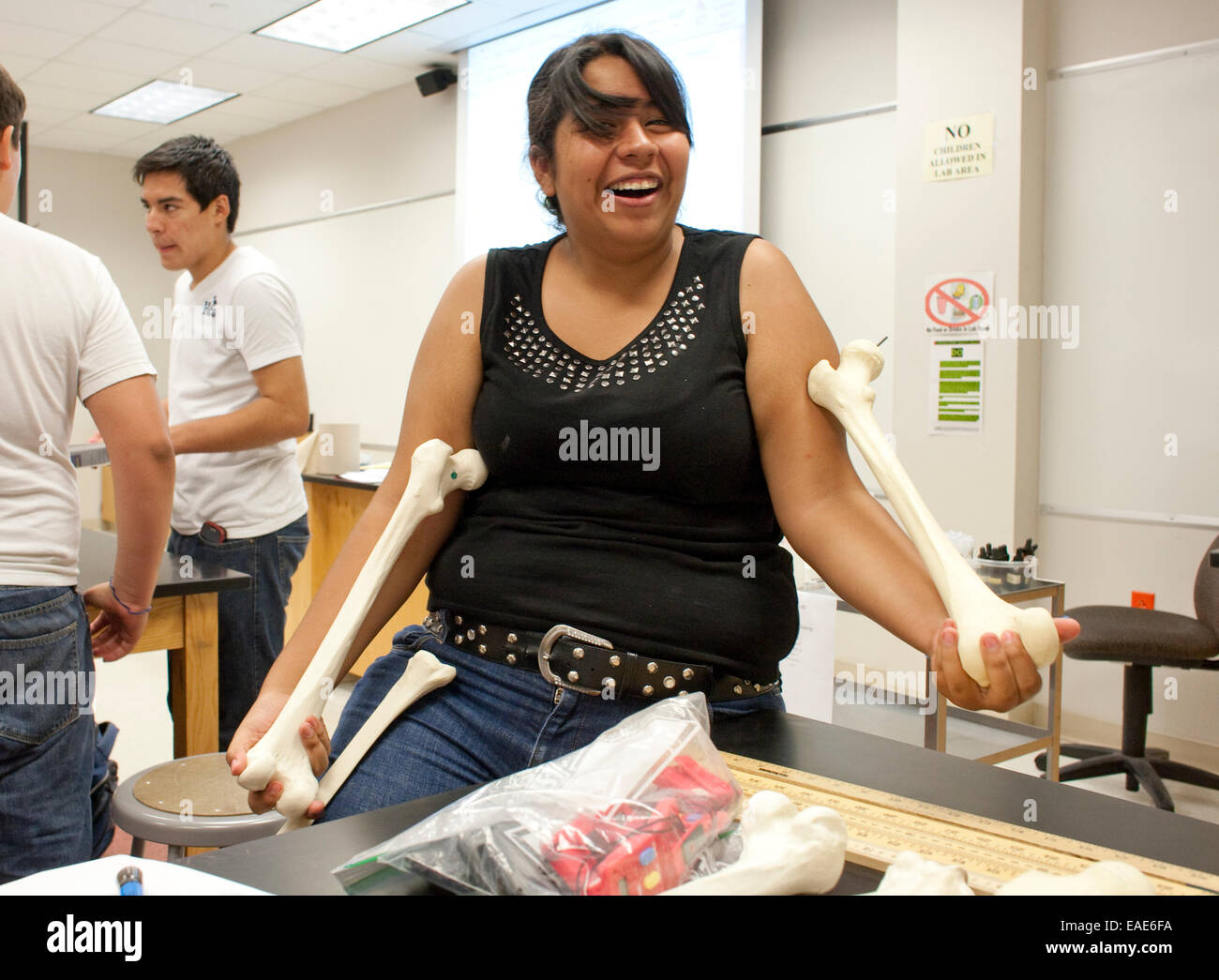 Schüler im Biologieunterricht an erreichen Early College High School in McAllen, TX auf dem Campus der South Texas College. Stockfoto
