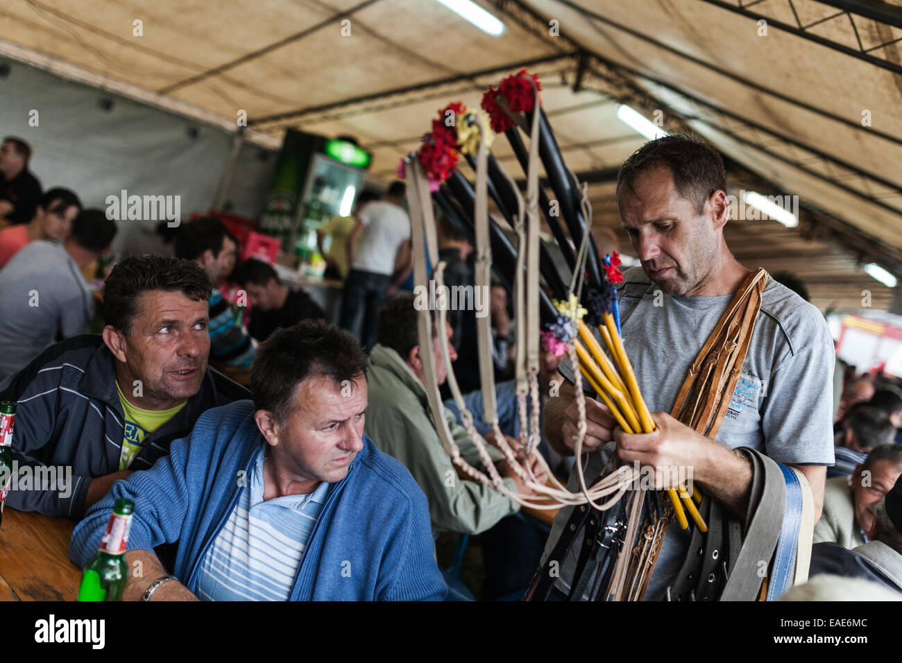 Bosnien und Herzegowina / Vitez / ein Mann verkauft Leine für Pferde während Stierkämpfe Veranstaltung. Stockfoto