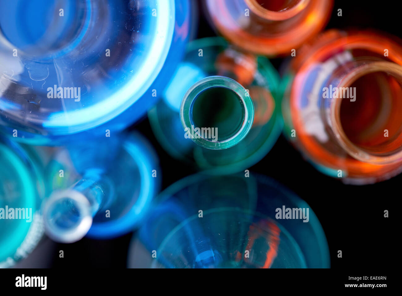Verschiedene Glaskolben mit Multi-Color-Flüssigkeiten Stockfoto