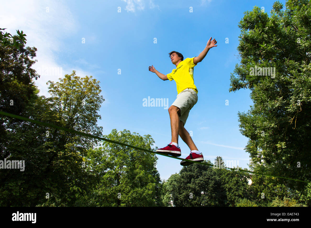Athlet balancieren auf einer Slackline, Waiblingen, Baden-Württemberg, Deutschland Stockfoto