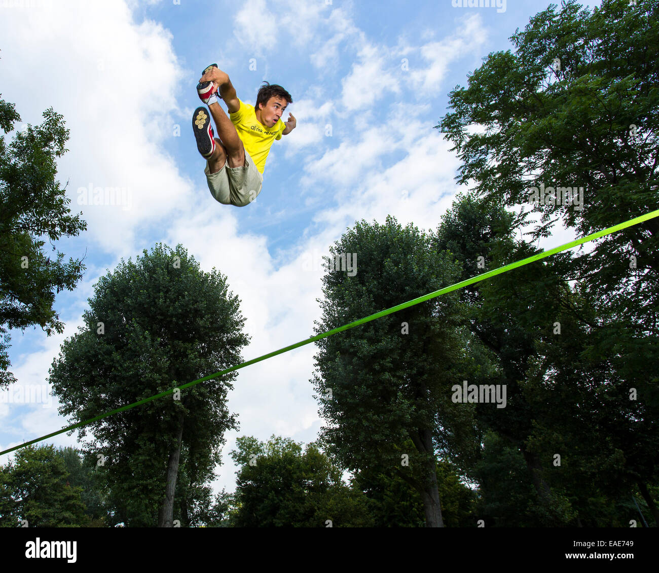 Athleten springen auf einer Slackline, Waiblingen, Baden-Württemberg, Deutschland Stockfoto