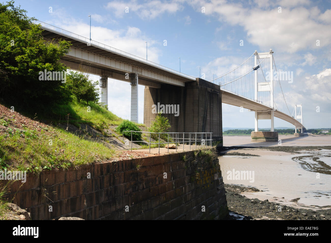 Weitwinkelaufnahme der Severn Road Bridge von unten auf den Aust Seite Stockfoto