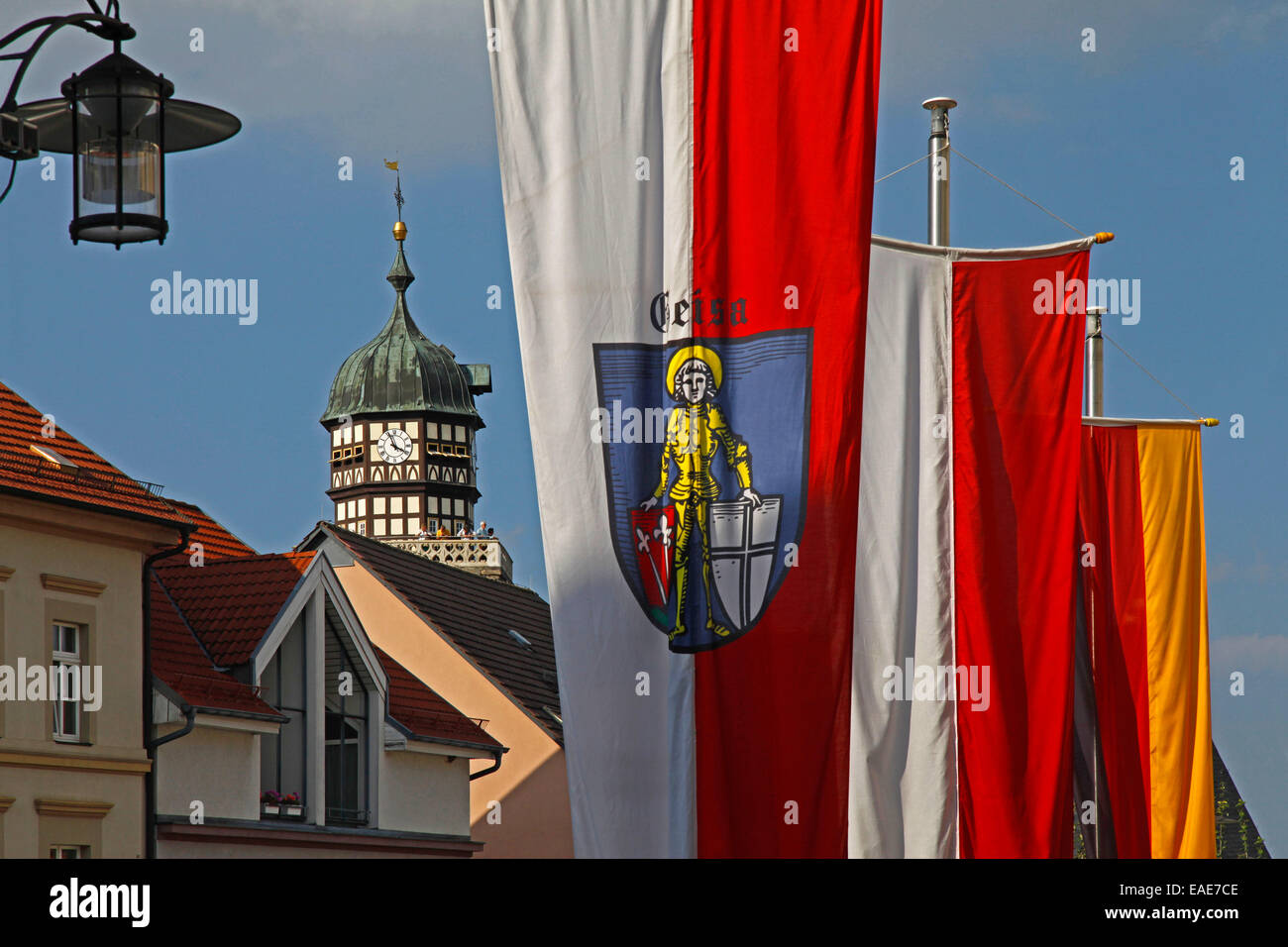Turm der katholischen Pfarrkirche mit einem der größten Glockenspiele in Deutschland (49 Glocken), Fahnen anlässlich des 25-jährigen Jubiläums des Mauerfalls deutschen inländischen Grenze, Geisa, Bezirk von Wartburg, Thüringen (2014) Stockfoto