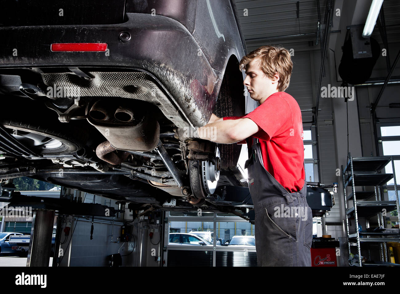 Kfz-Mechaniker Reifenwechsel in einem Auto Reparatur Shop, St.Gertraudi, Reith Im Alpbachtal, Bezirk Kufstein, Nord Tirol, Tirol Stockfoto