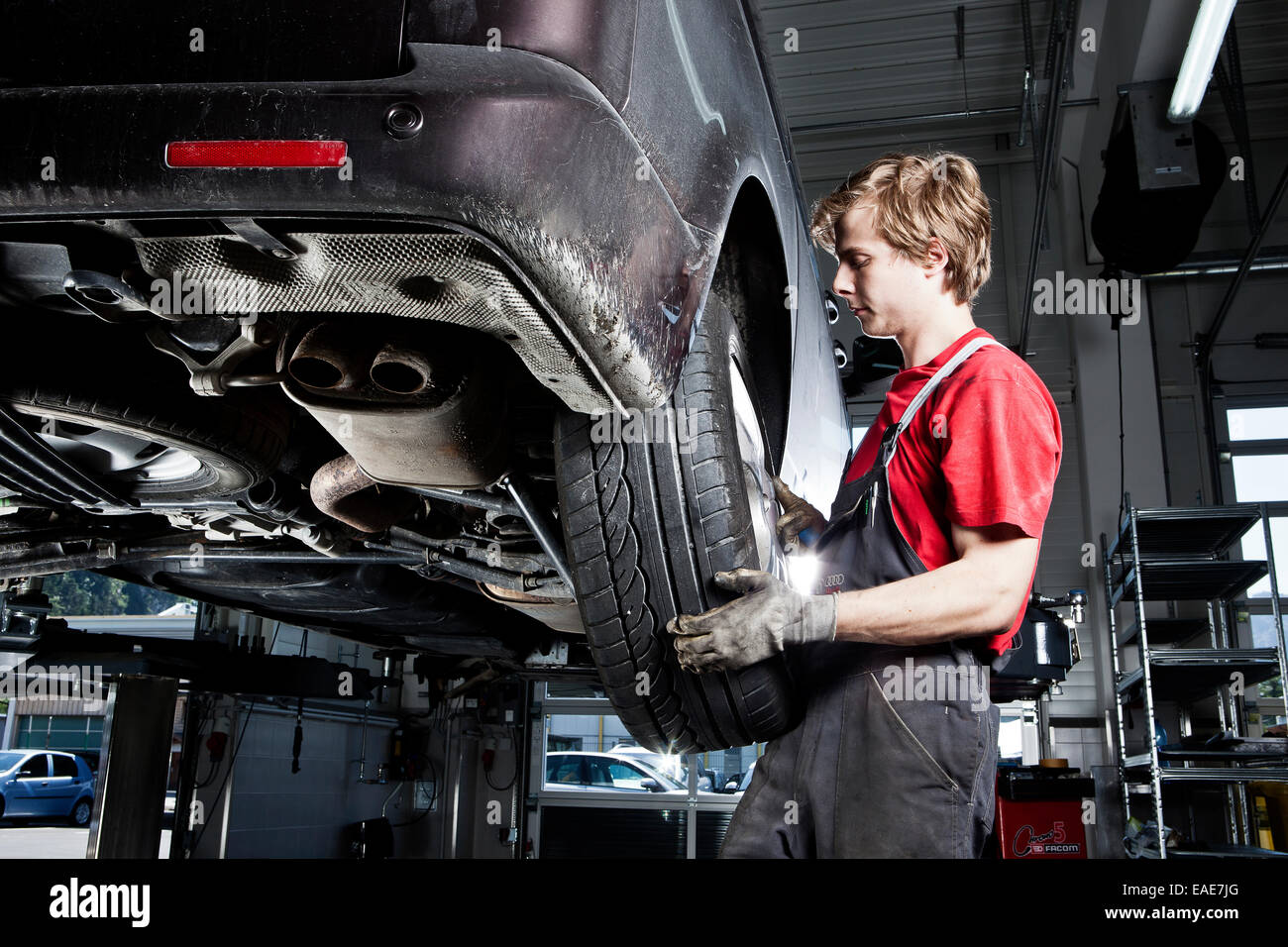 Kfz-Mechaniker Reifenwechsel in einem Auto Reparatur Shop, St.Gertraudi, Reith Im Alpbachtal, Bezirk Kufstein, Nord Tirol, Tirol Stockfoto
