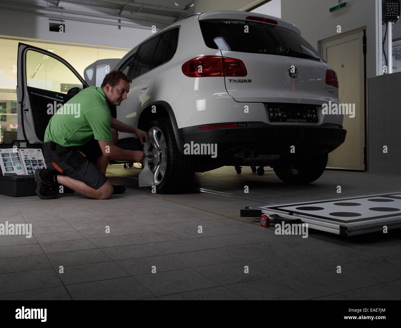 Kfz-Mechaniker, die die Achse Messungen mit einem Laser, VW Strasser, Volkswagen Auto Reparatur Shop, St.Gertraudi, Reith Im Alpbachtal Stockfoto