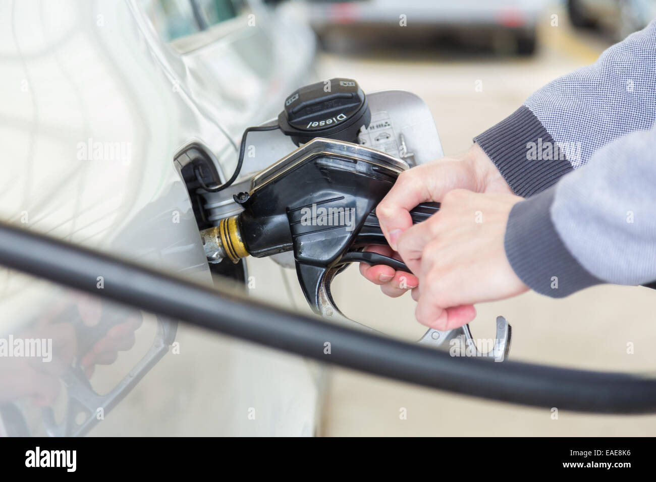 Benzin in ein Kraftfahrzeug Auto gepumpt. Stockfoto