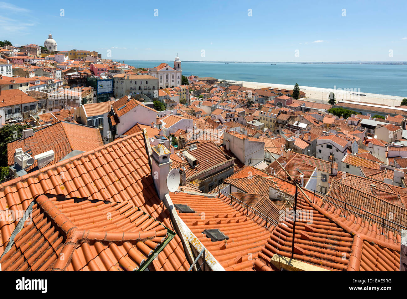 Blick über die roten Dächer von Lissabon, Altstadt, Lissabon, Distrikt Lissabon, Portugal Stockfoto